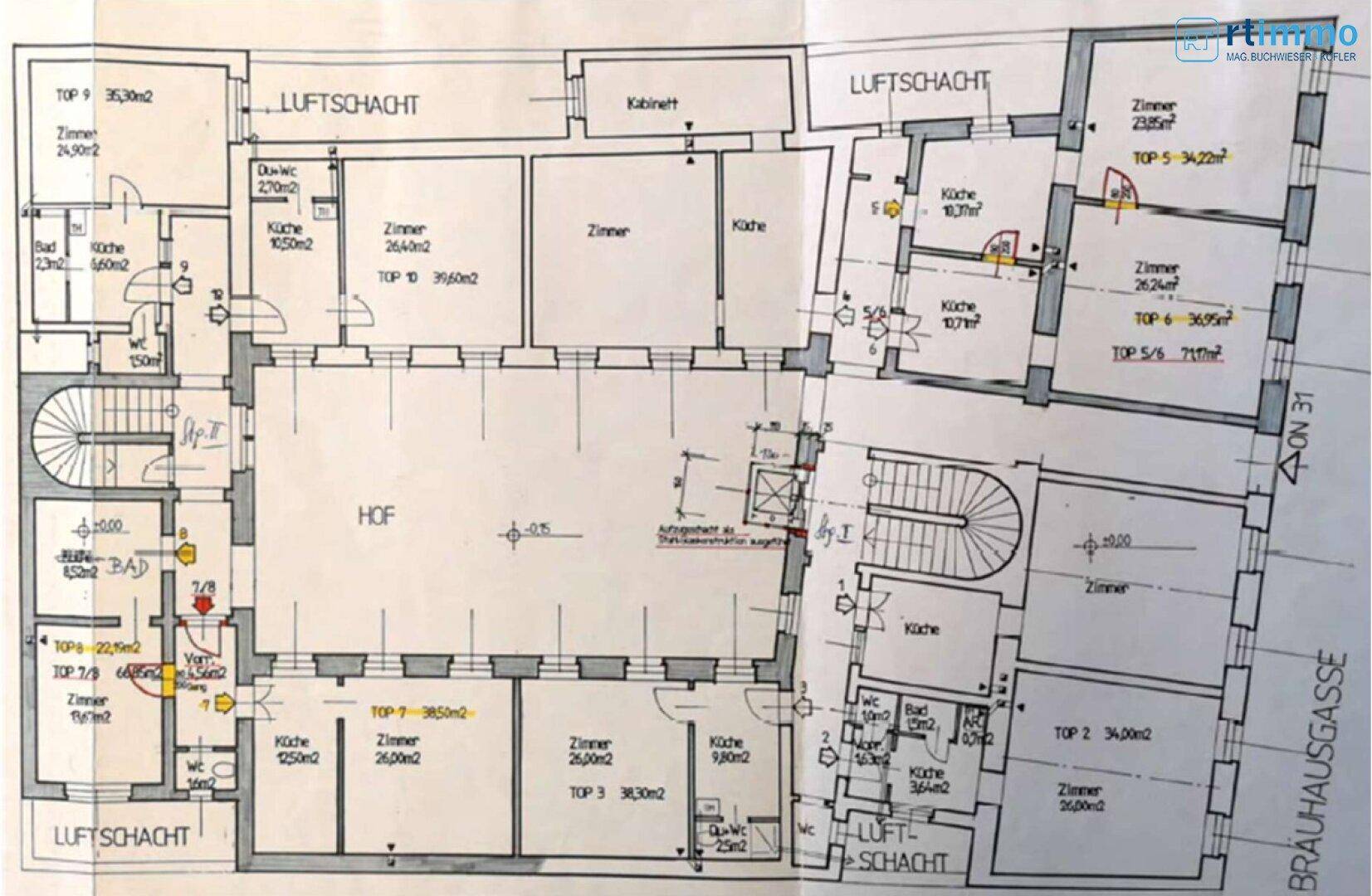 Grundriss des Erdgeschosses mit mehreren Wohneinheiten, Küchen und Bädern um einen Hof.