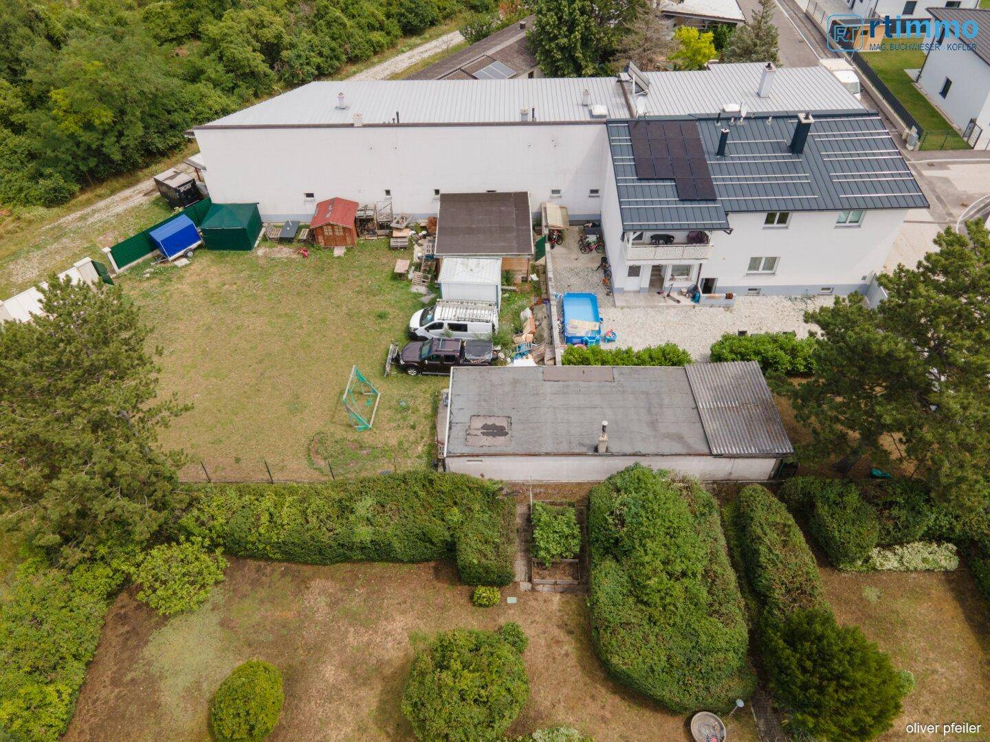 Weitläufige Luftaufnahme des Anwesens mit großem Garten, Nebengebäuden und dem Wohnhaus.