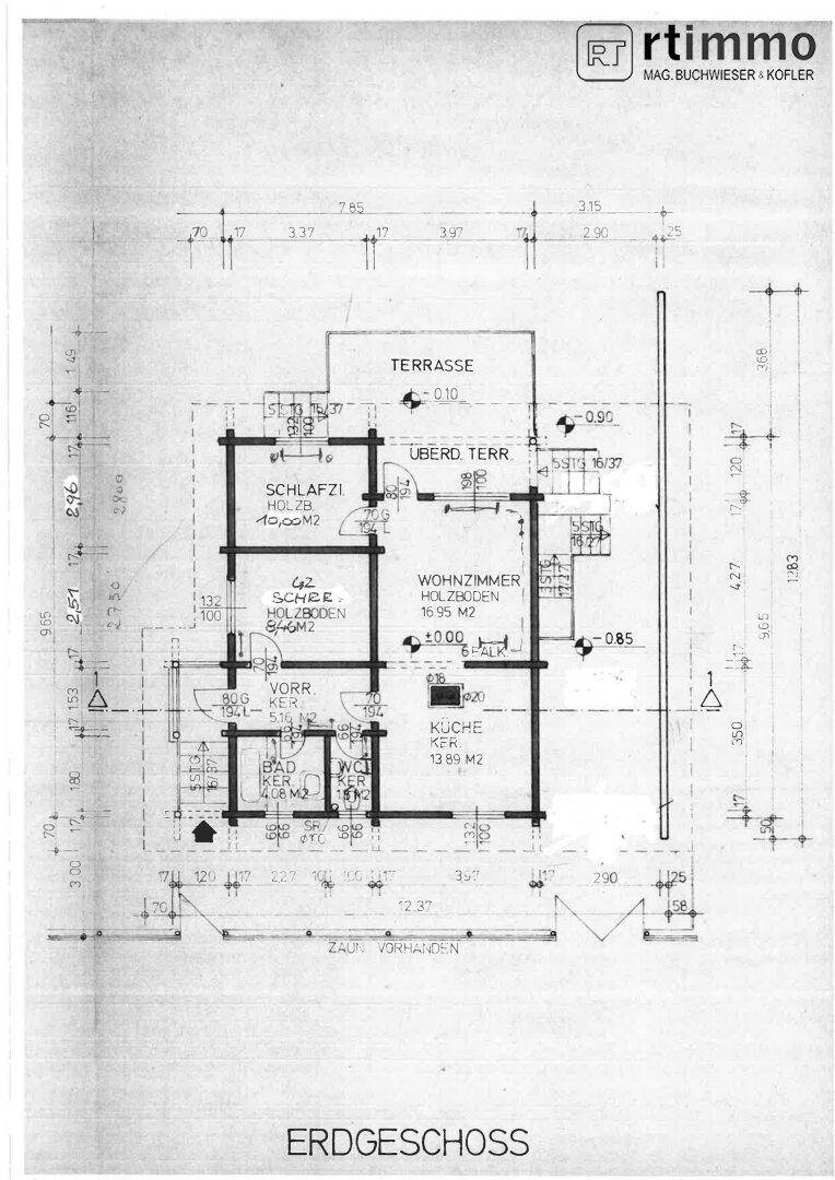 Grundriss des Erdgeschosses mit Wohnzimmer, Küche, Schlafzimmer, Bad, WC und einer Terrasse.