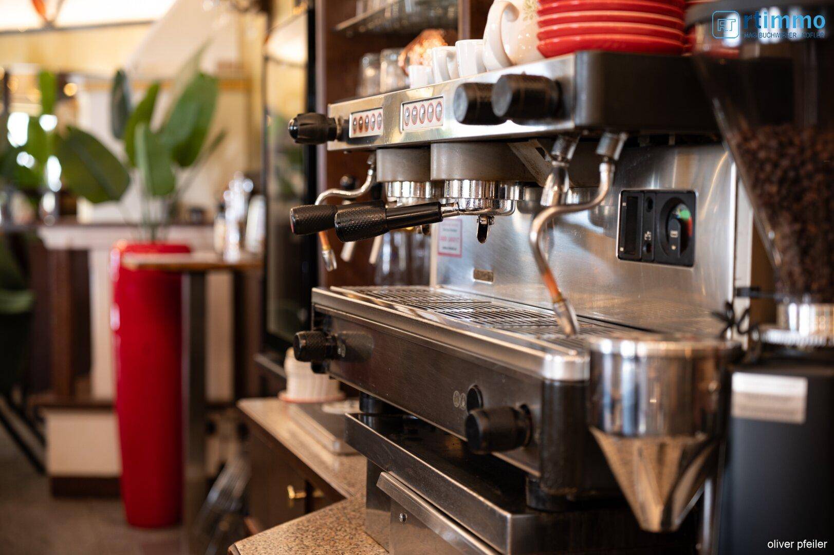 Nahaufnahme einer professionellen Kaffeemaschine auf der Bartheke, bereit für die Zubereitung.