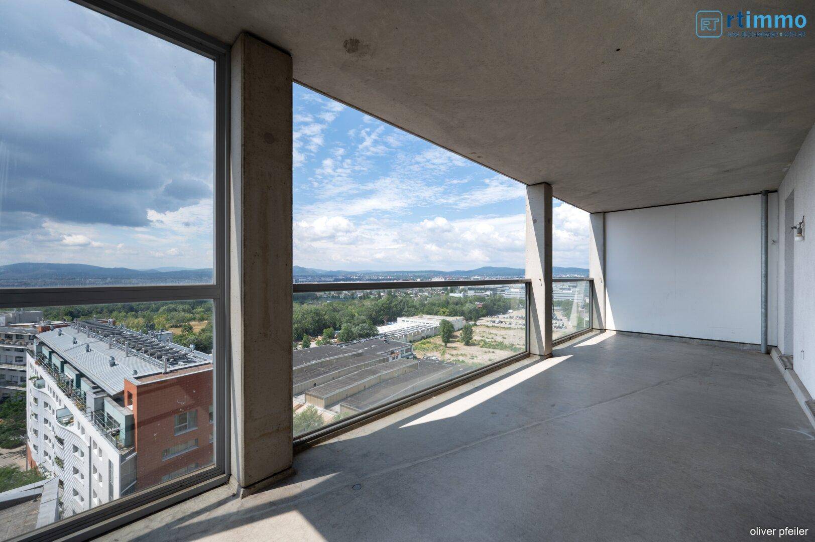 AVANT-GARDE ARCHITEKTUR COOP HIMMELBLAU: 3,5 ZIMMERWOHNUNG mit riesiger Loggia und Fernblick - Ansicht 2