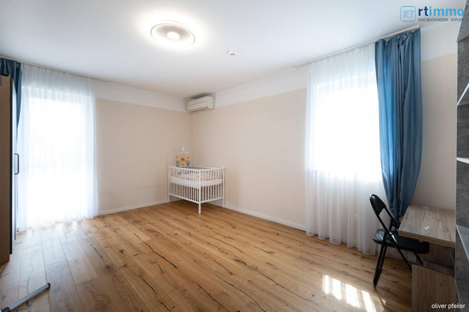 Helles Kinderzimmer oder Gästezimmer mit Holzboden und viel Tageslicht.