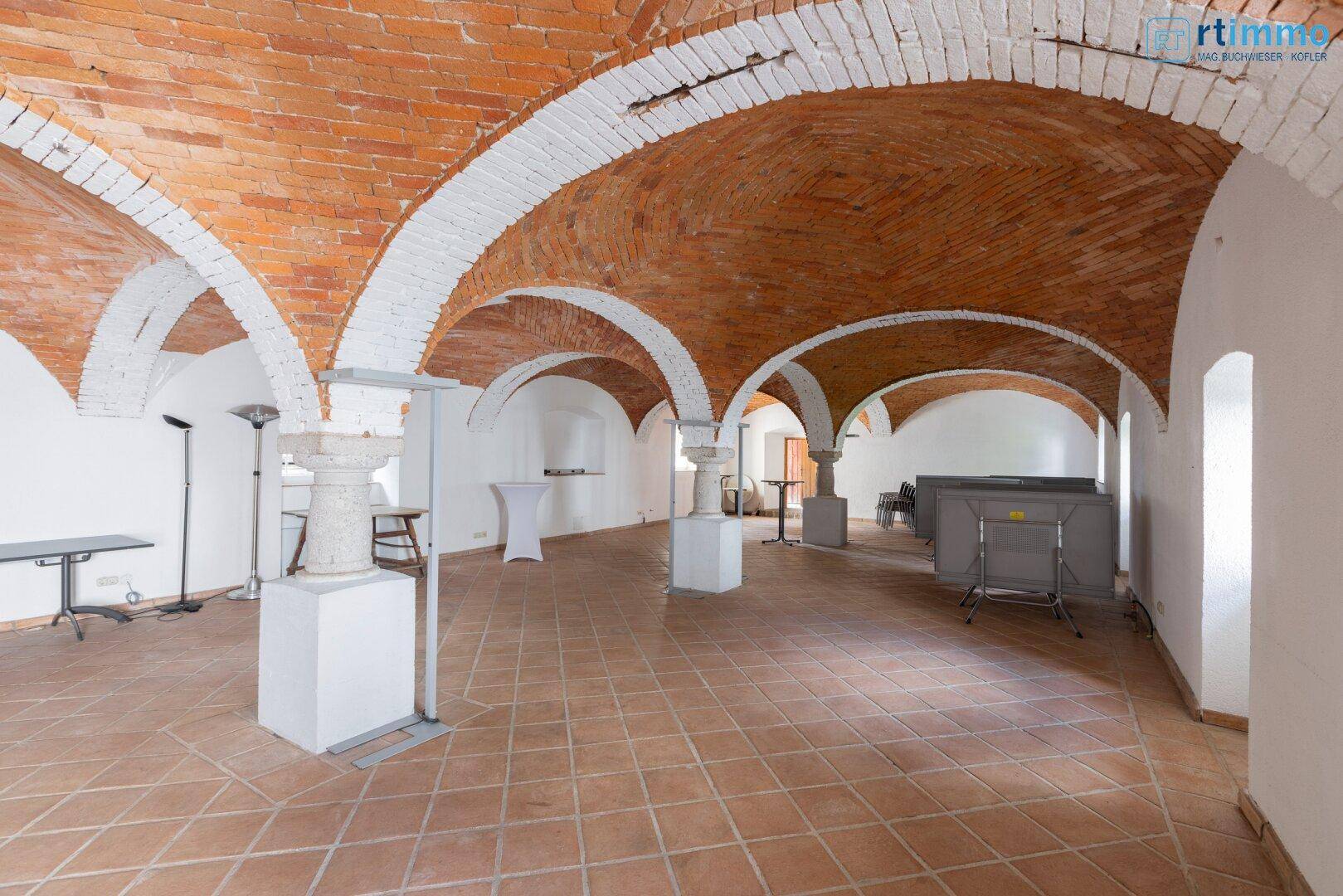 Historischer Gewölbekeller mit Ziegelbögen, Terrakotta-Fliesenboden und vielseitiger Nutzungsmöglichkeit.