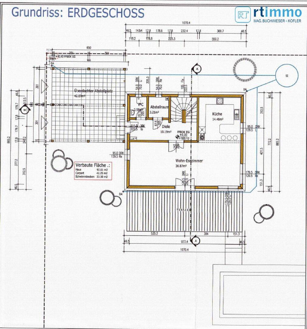 Grundriss des Erdgeschosses mit offener Küche, Wohn-Essbereich und großer Terrasse.