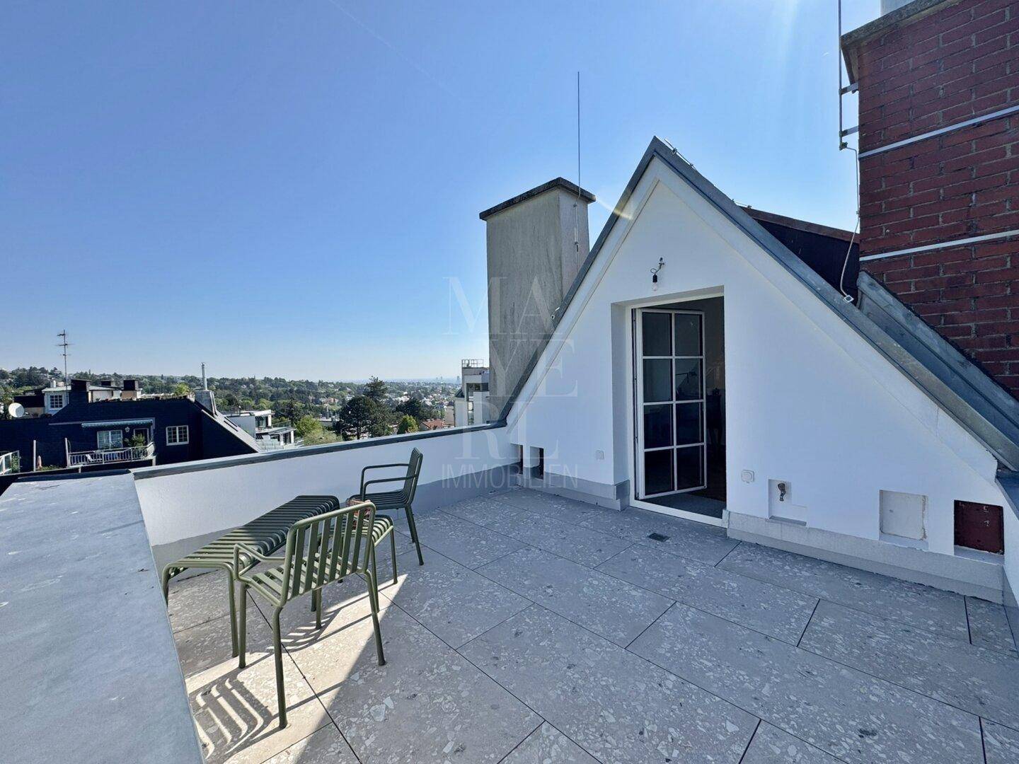 Geräumige Dachterrasse mit Sitzgelegenheiten und Panoramablick über die Umgebung.