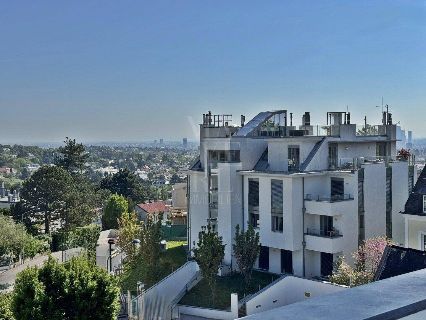Moderne Architektur eines Gebäudes mit Terrassen und weitem Blick über die Stadt.