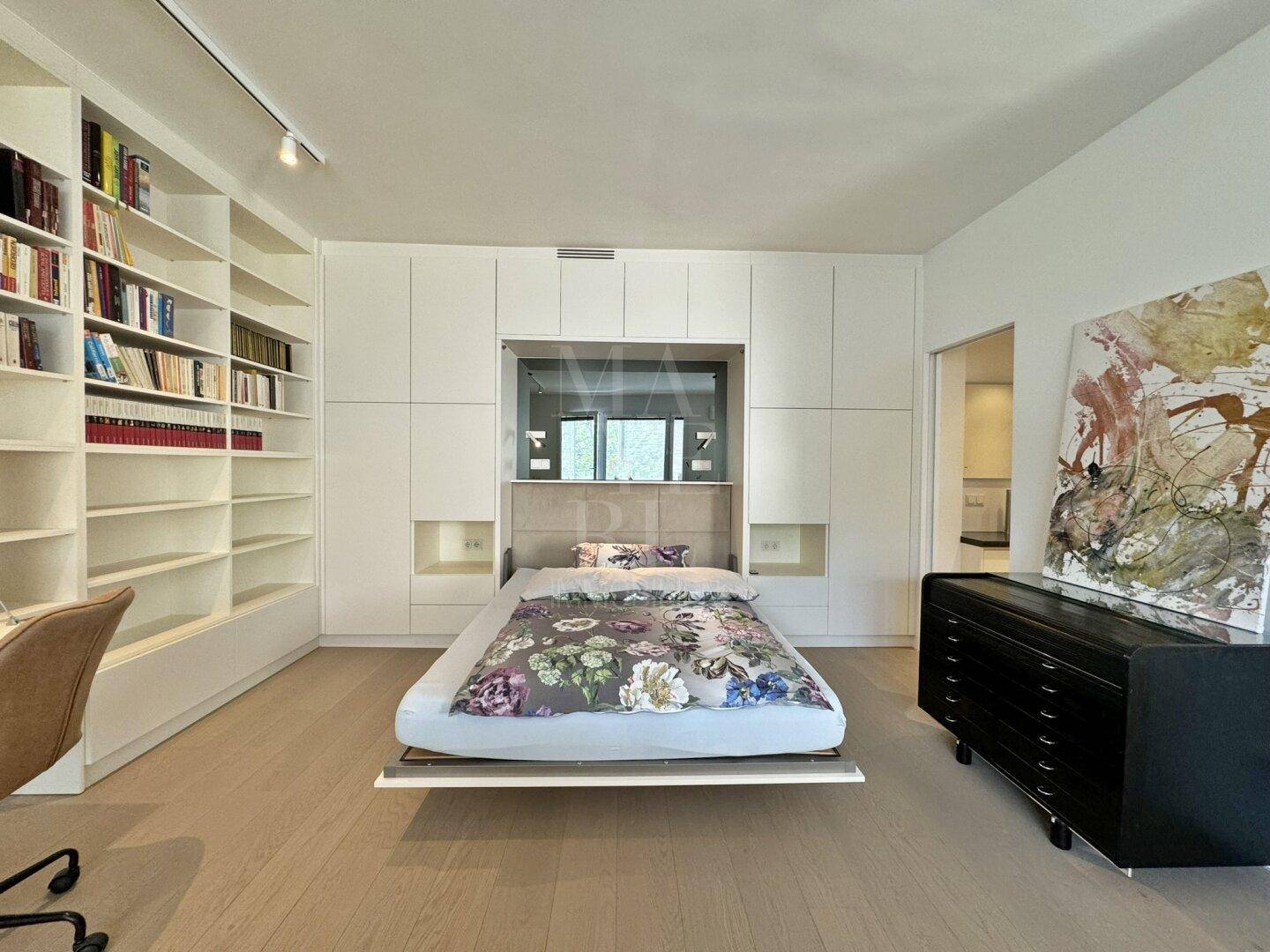 Modernes Schrankbett, elegant in die Wand integriert, bietet eine platzsparende Schlafmöglichkeit.