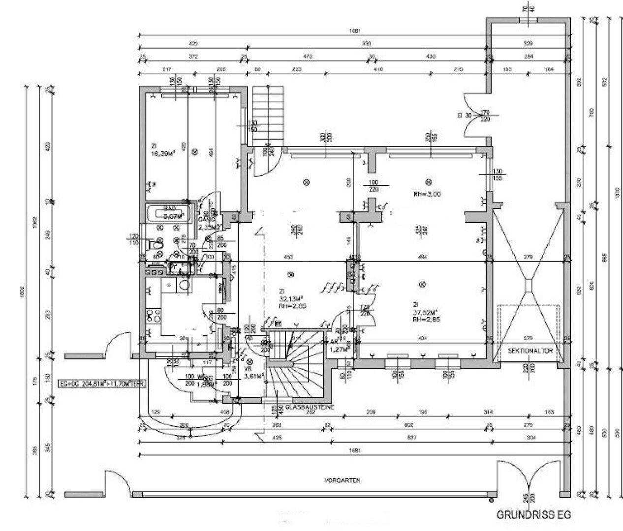 Grundriss des Erdgeschosses mit offenem Wohnbereich, Küche und Zugang zum Vorgarten.