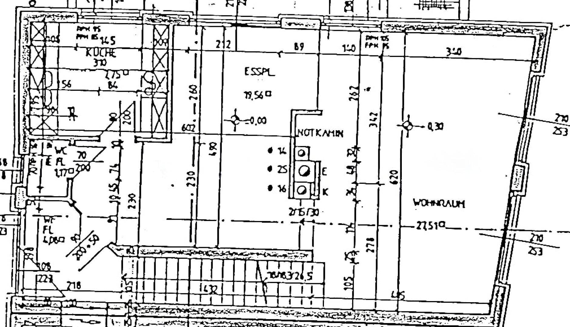 Grundriss des Erdgeschosses mit Küche, Essbereich, Wohnraum und Kamin.