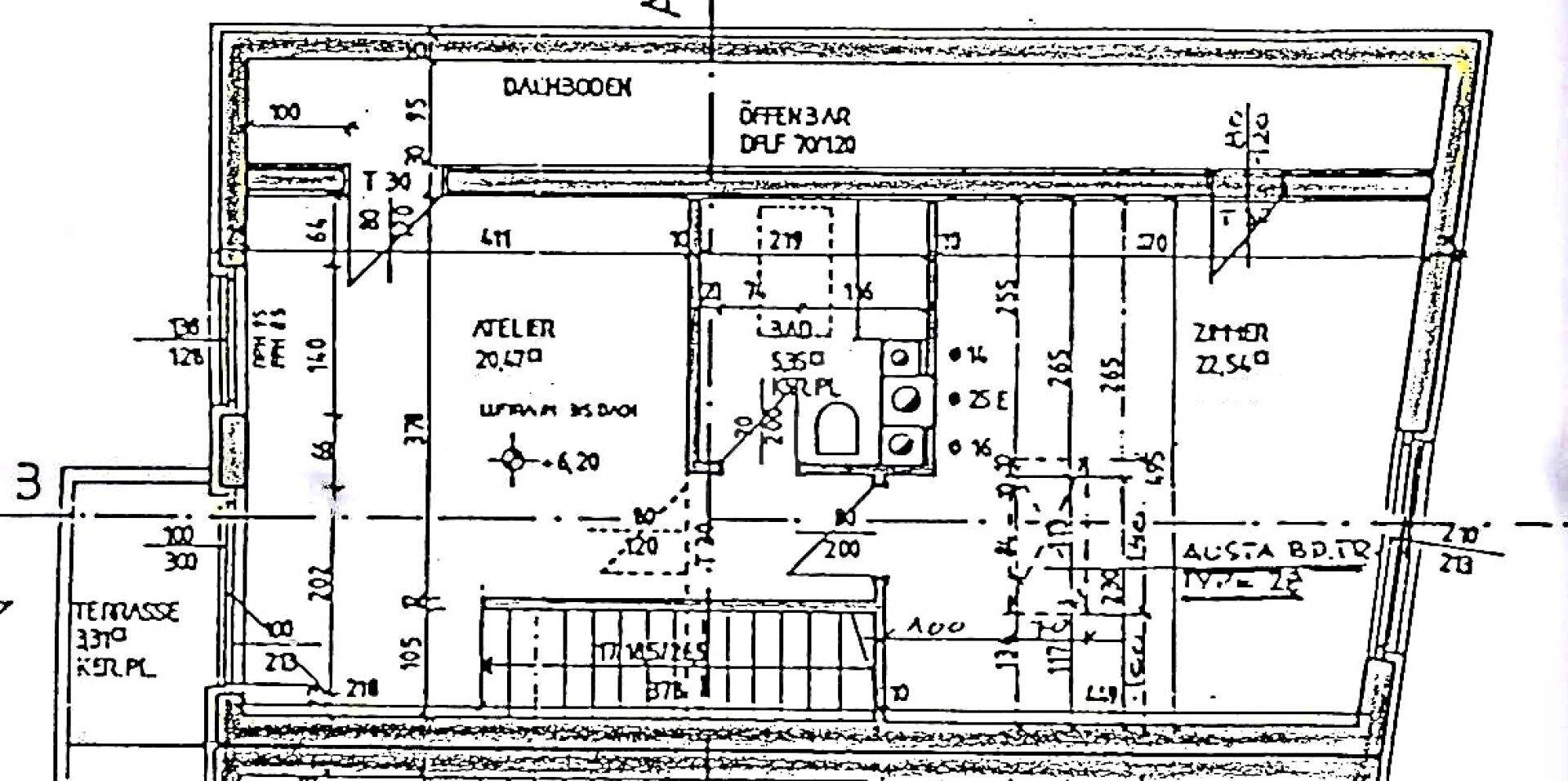 Grundriss des Dachgeschosses mit Atelier, Zimmer und Terrasse.