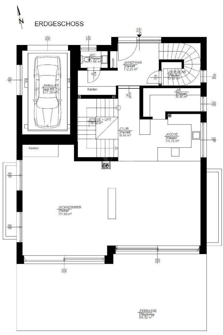 Grundriss des Erdgeschosses mit Wohnzimmer, Küche, Garage und großer Terrasse.