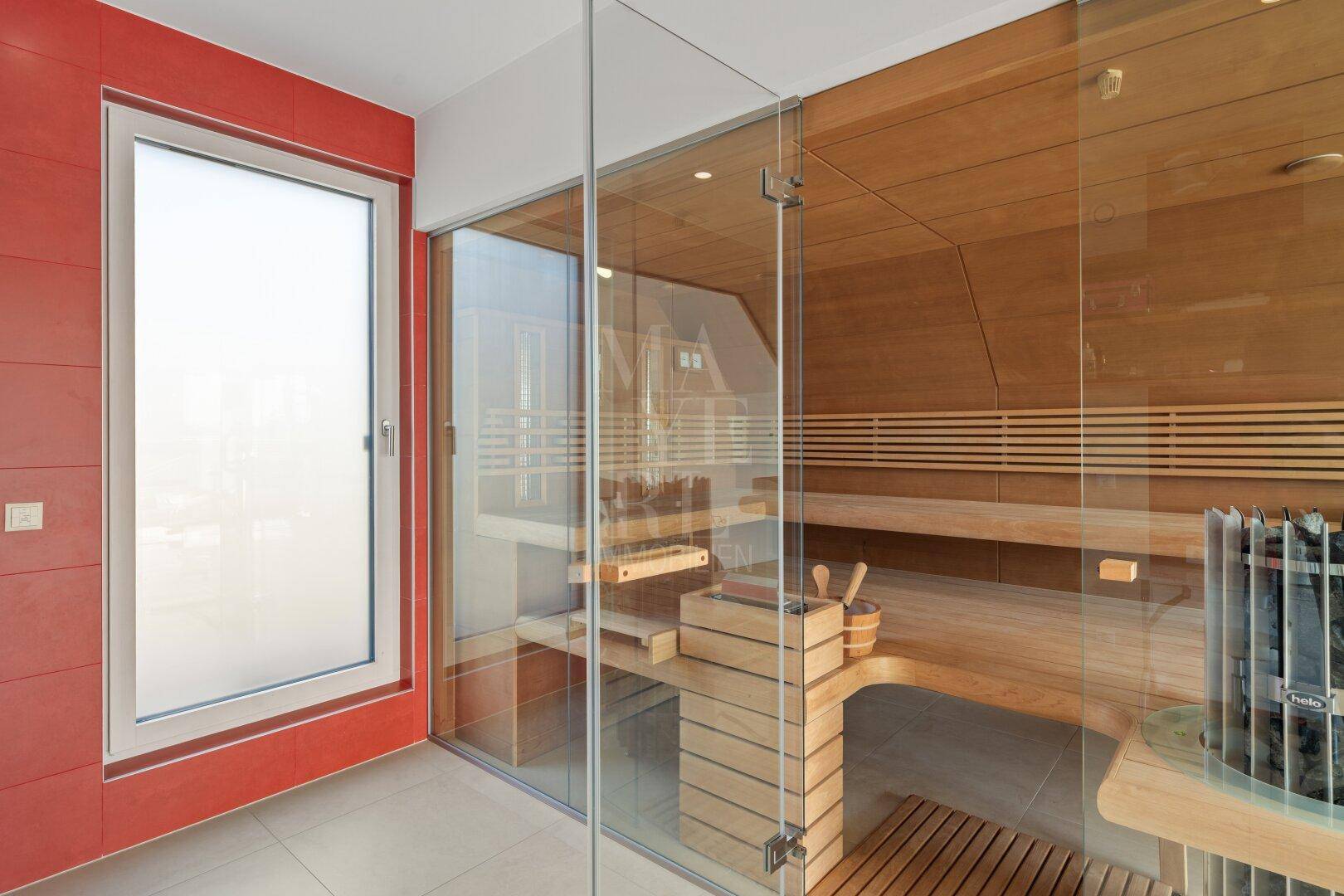 Moderne Sauna mit Holzverkleidung und Glasfront, ideal für Entspannung und Wohlbefinden.