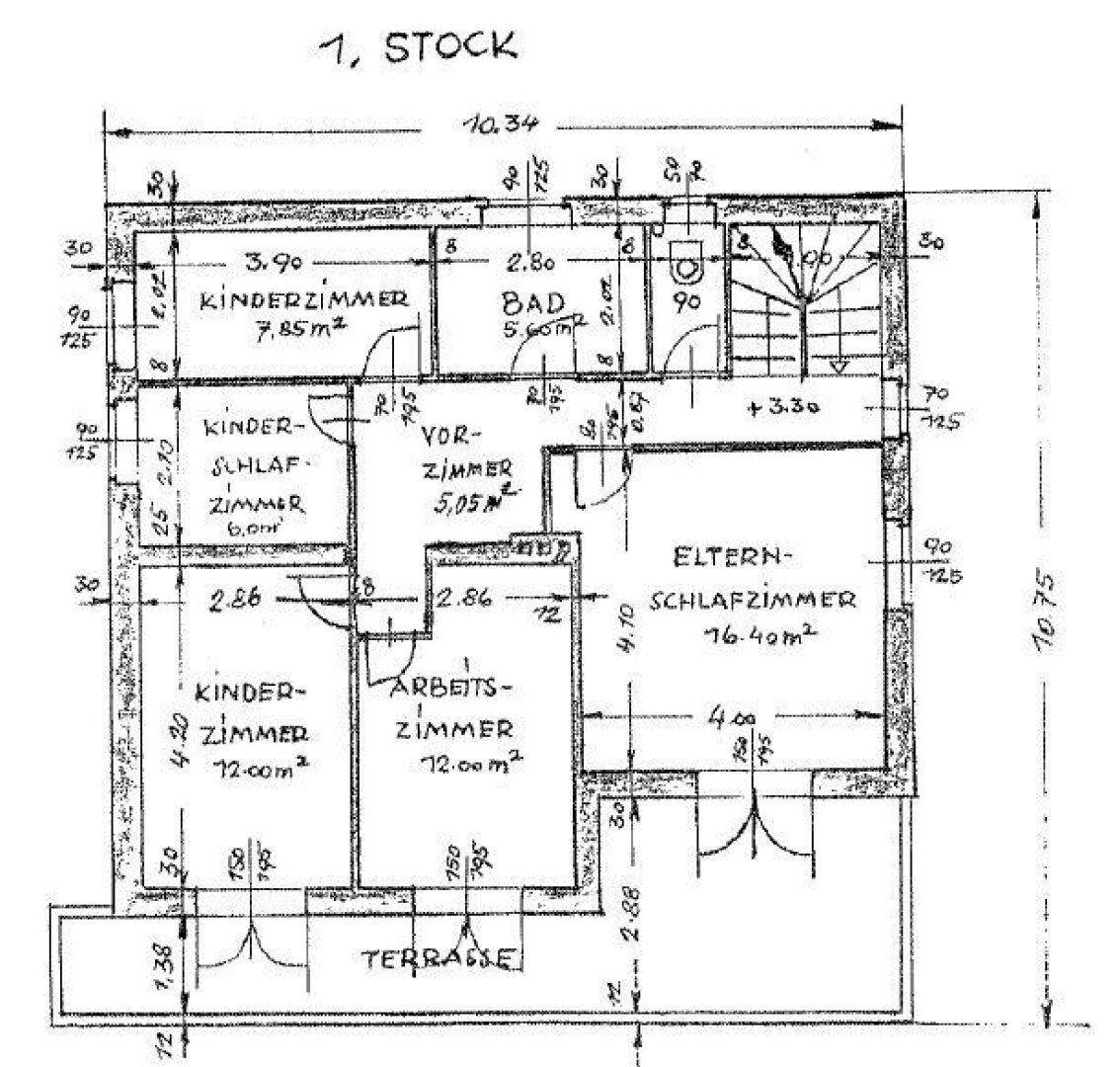 Grundriss des ersten Stocks mit mehreren Schlafzimmern, Arbeitszimmer, Bad und Terrasse.