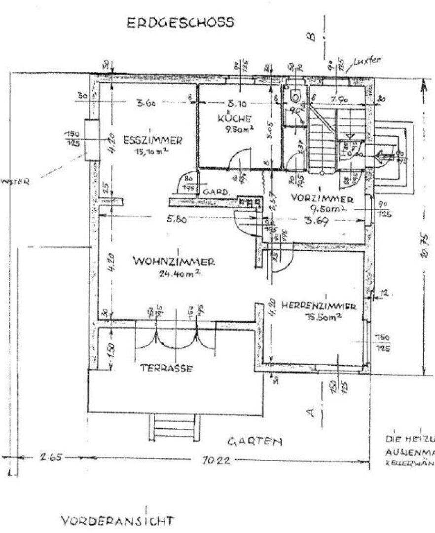 Grundriss des Erdgeschosses mit Wohnzimmer, Esszimmer, Küche, WC und Terrasse.