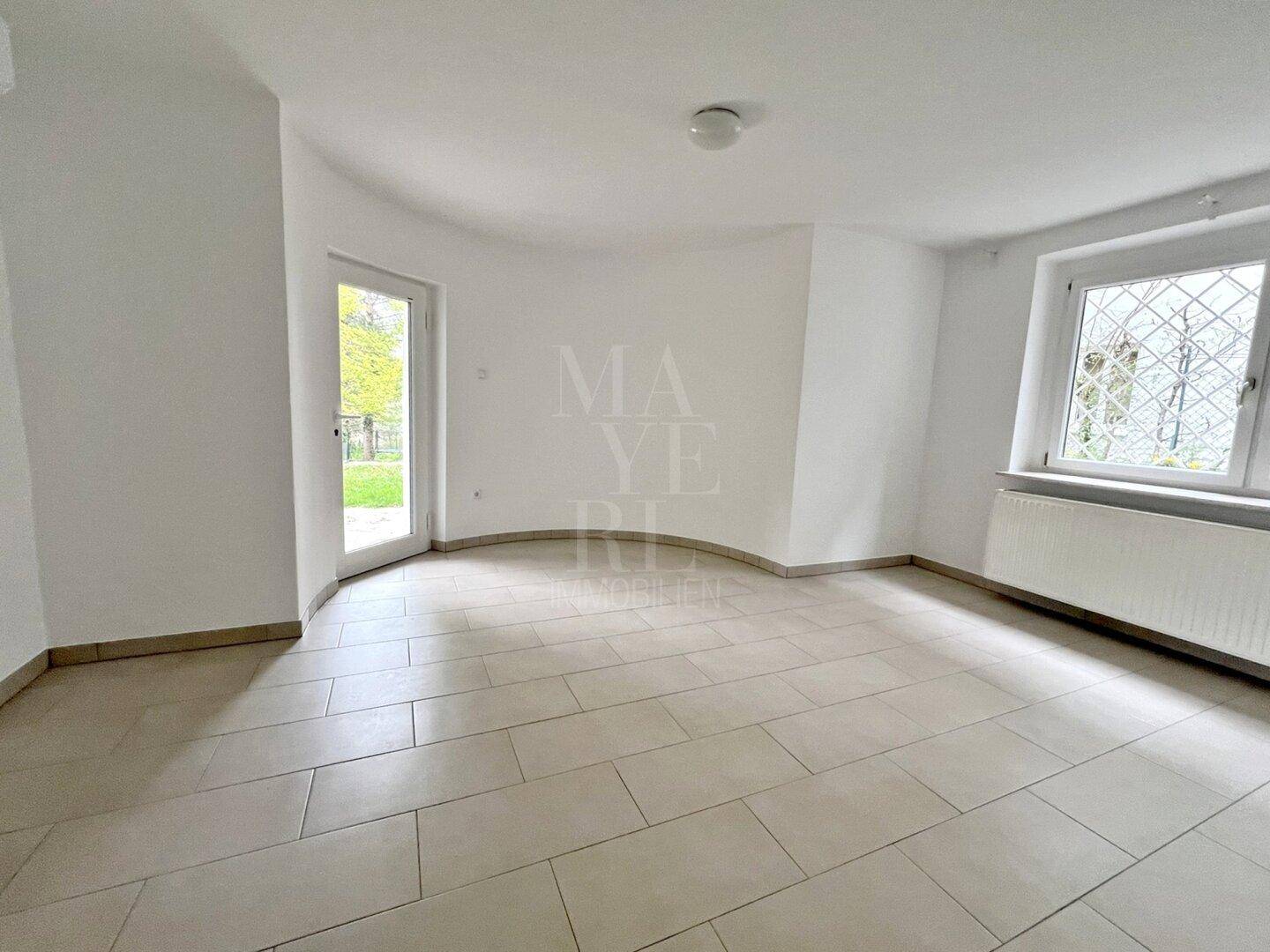 Heller Raum mit Fliesenboden und direktem Zugang zum Garten, ideal als Wohn- oder Hobbyraum.