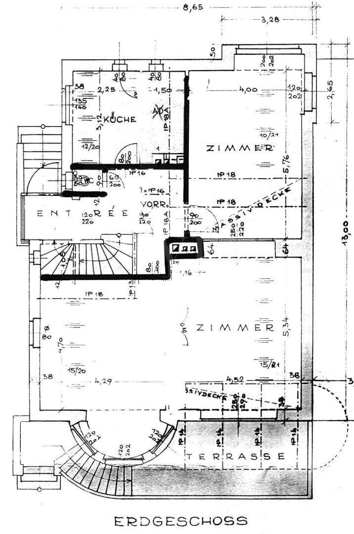 Grundriss des Erdgeschosses mit Küche, zwei Zimmern, Kamin und einer großen Terrasse.