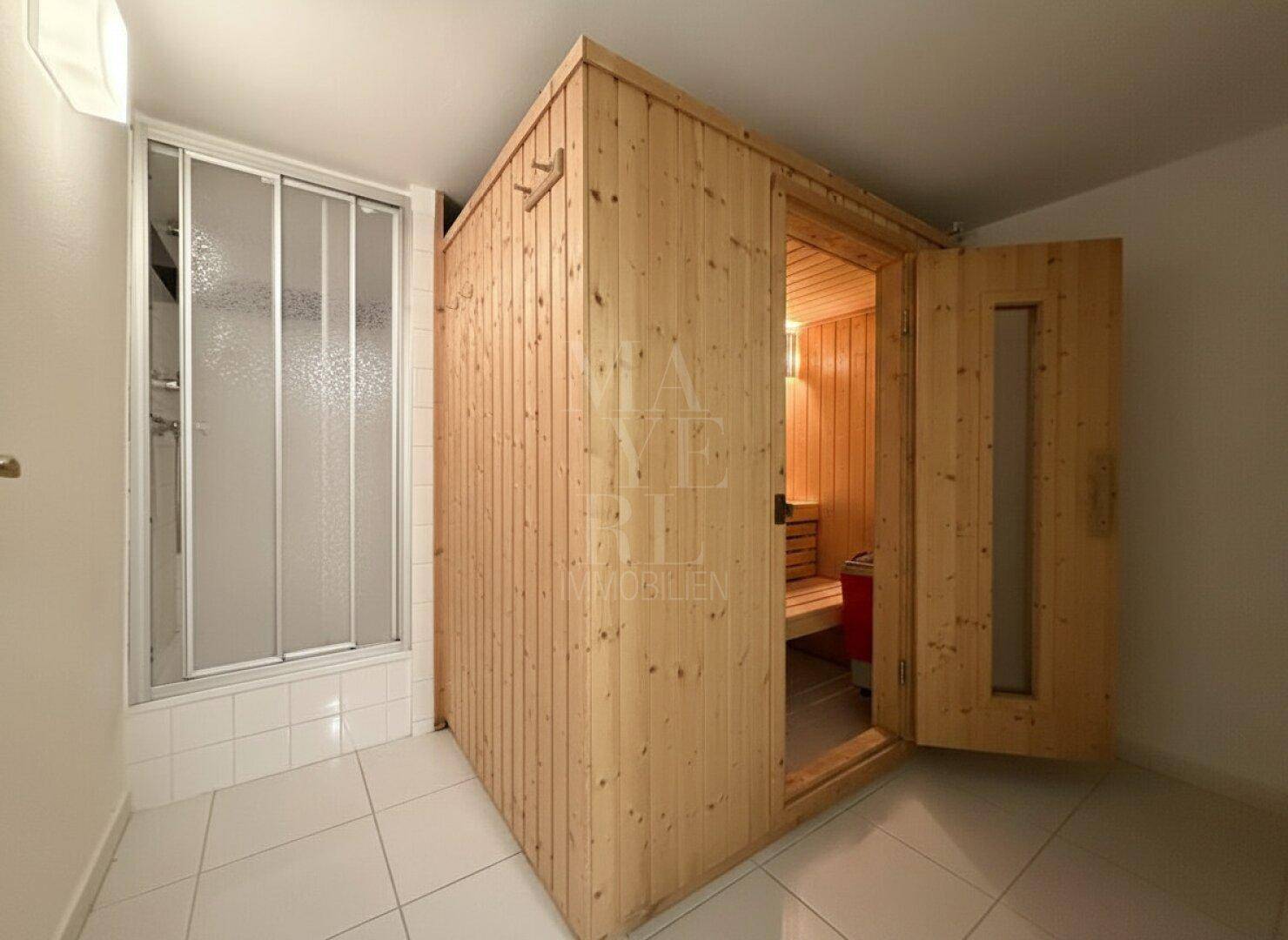 Private Sauna mit angrenzender Duschkabine, ideal zur Entspannung im Untergeschoss.