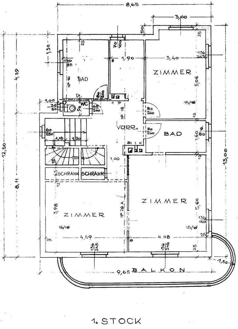 Grundriss des 1. Stocks mit drei Zimmern, zwei Bädern, separatem WC und Balkon.