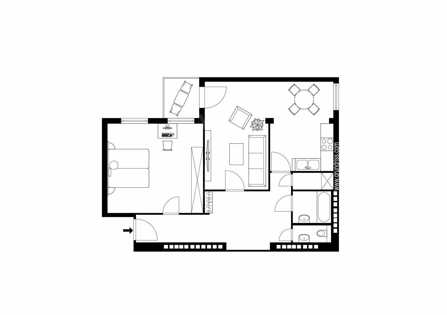 Klarer Grundriss einer Wohnung mit Möblierungsvorschlägen und Balkon, übersichtlich dargestellt.