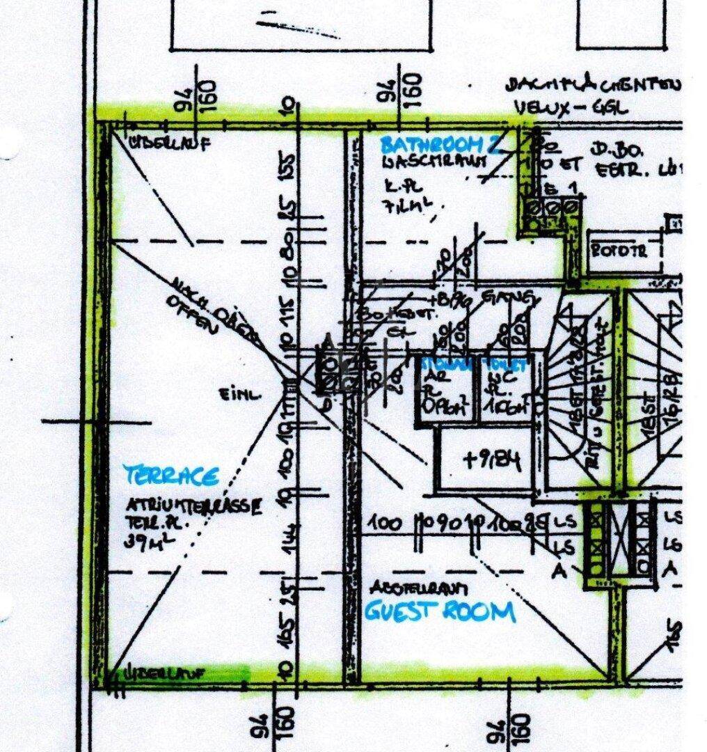Detaillierter Grundriss mit Raumaufteilung, Terrasse und Gästezimmer im Dachgeschoss.