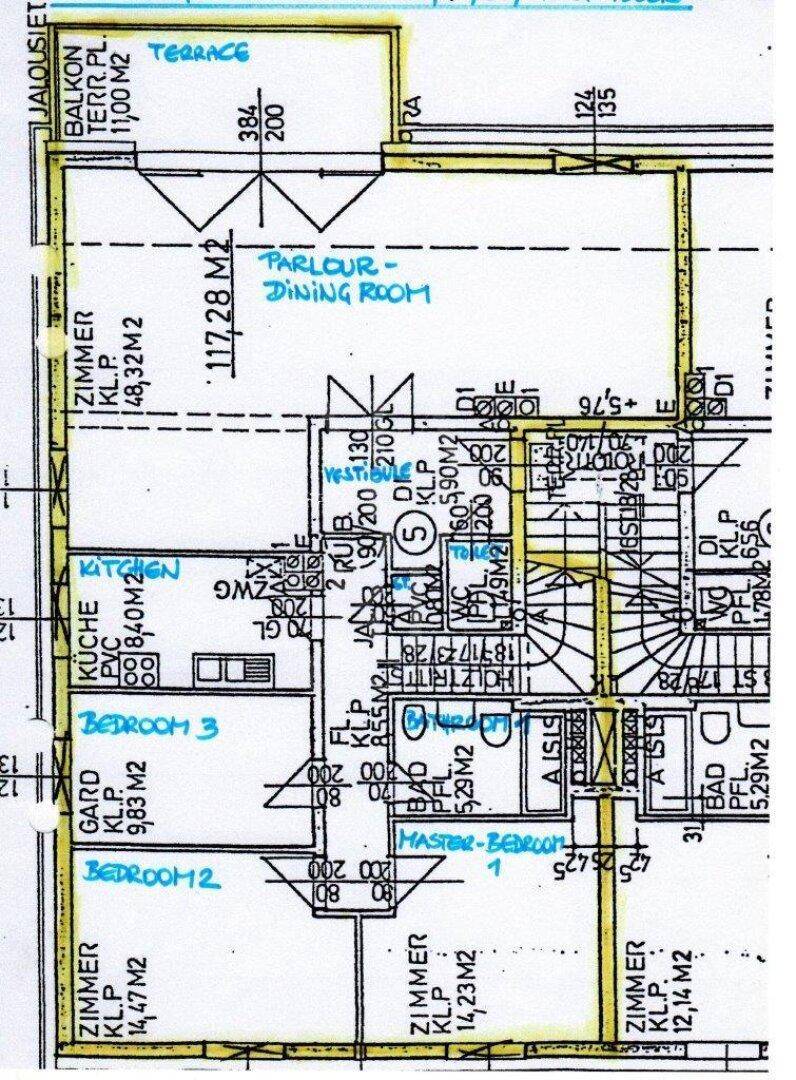 Detaillierter Grundriss mit mehreren Schlafzimmern, offener Wohnküche, Bad, separatem WC und großer Terrasse.
