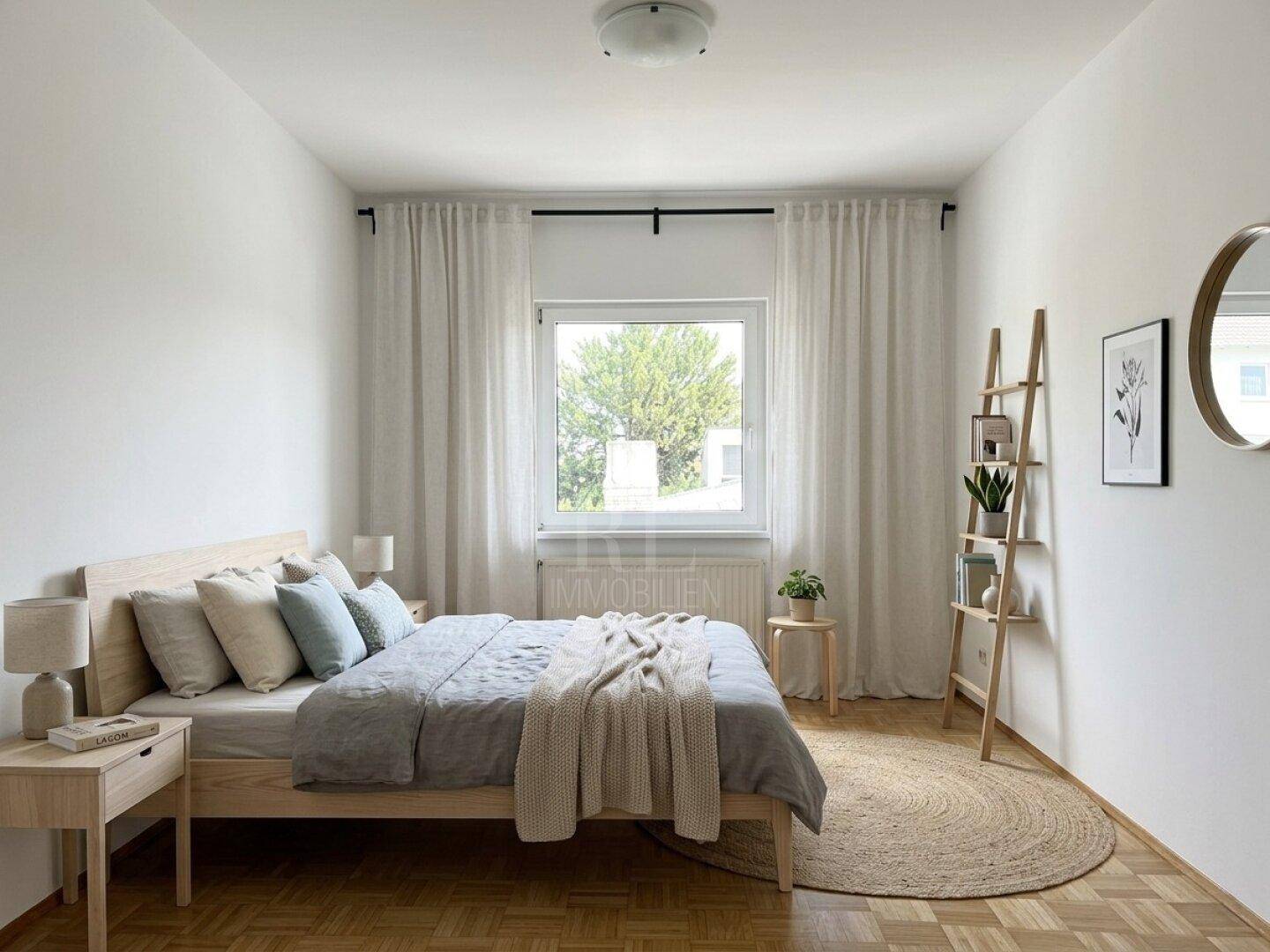 Helles Schlafzimmer mit Holzbett, Parkettboden und Fenster mit Blick ins Grüne.