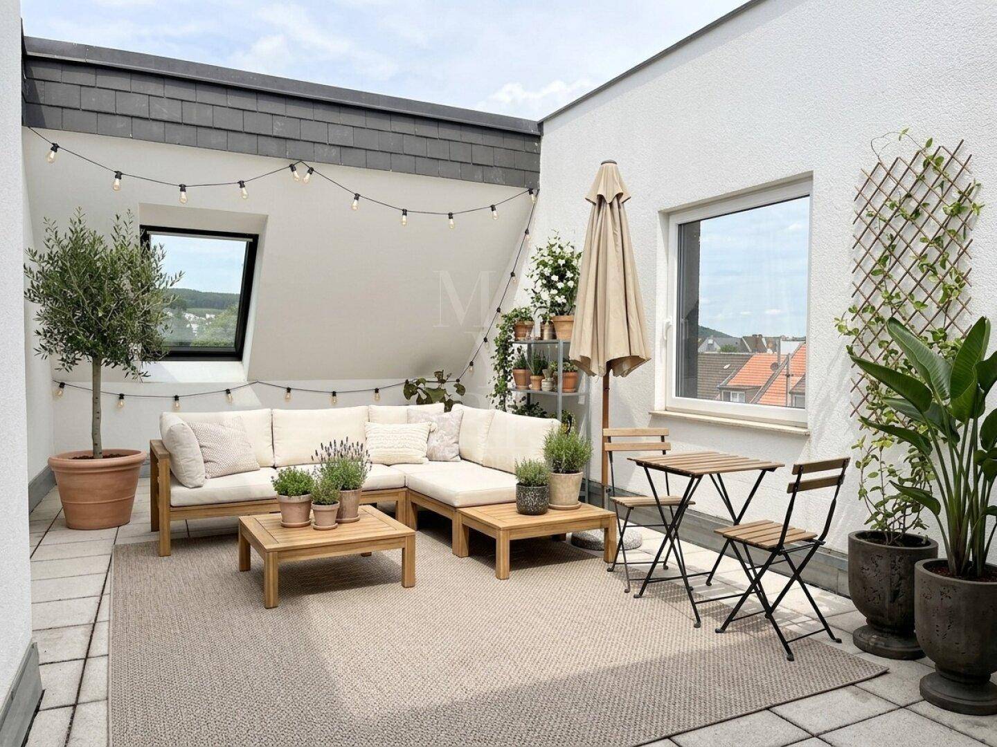 Großzügige Dachterrasse mit bequemen Lounge-Möbeln, Pflanzen und Lichterkette für gemütliche Abende.