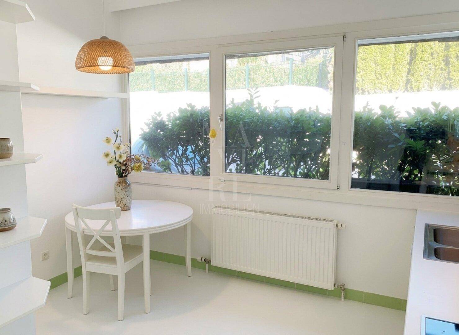 Kleiner, heller Essbereich mit rundem Tisch und Stuhl, direkt am Fenster gelegen.
