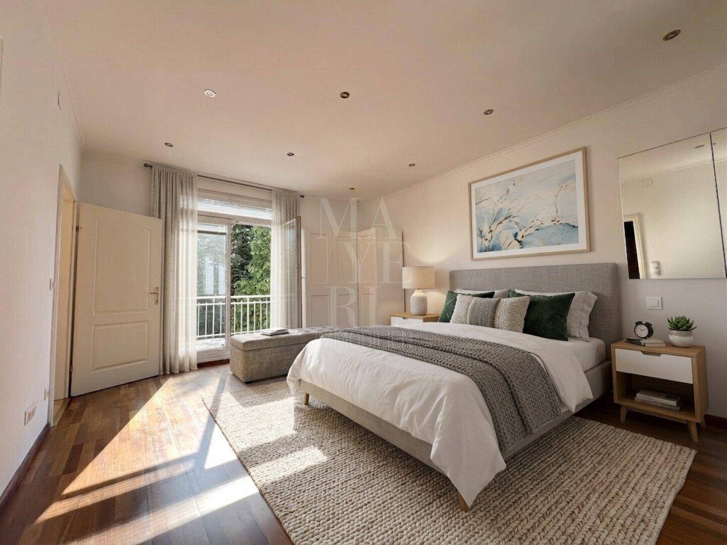 Gemütliches Schlafzimmer mit Doppelbett, Nachttischen und Zugang zu einem sonnigen Balkon.