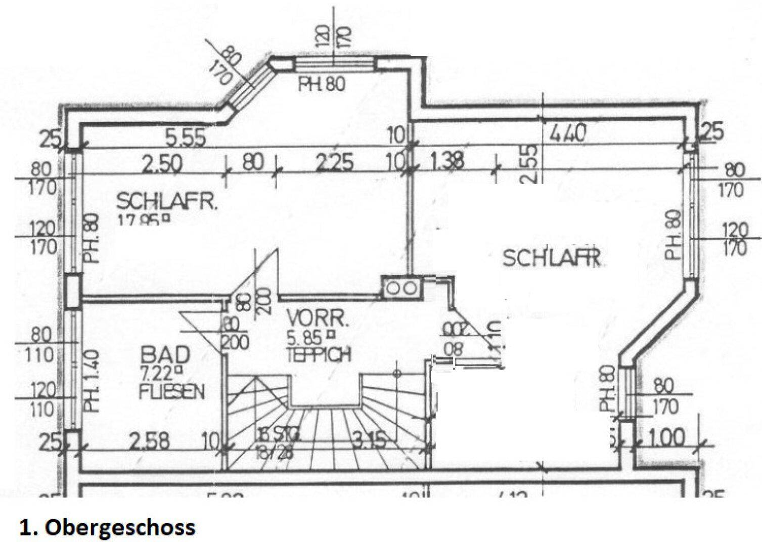 Grundriss des ersten Obergeschosses mit zwei Schlafzimmern und einem Badezimmer.