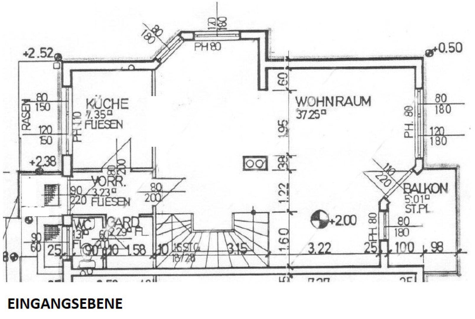 Grundriss der Eingangsebene mit Küche, Wohnraum, WC und Balkon.