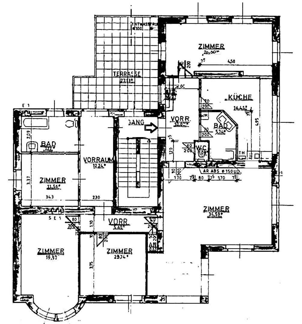 Grundrissplan einer Wohnung mit mehreren Zimmern, zwei Bädern, separatem WC und einer großen Terrasse.