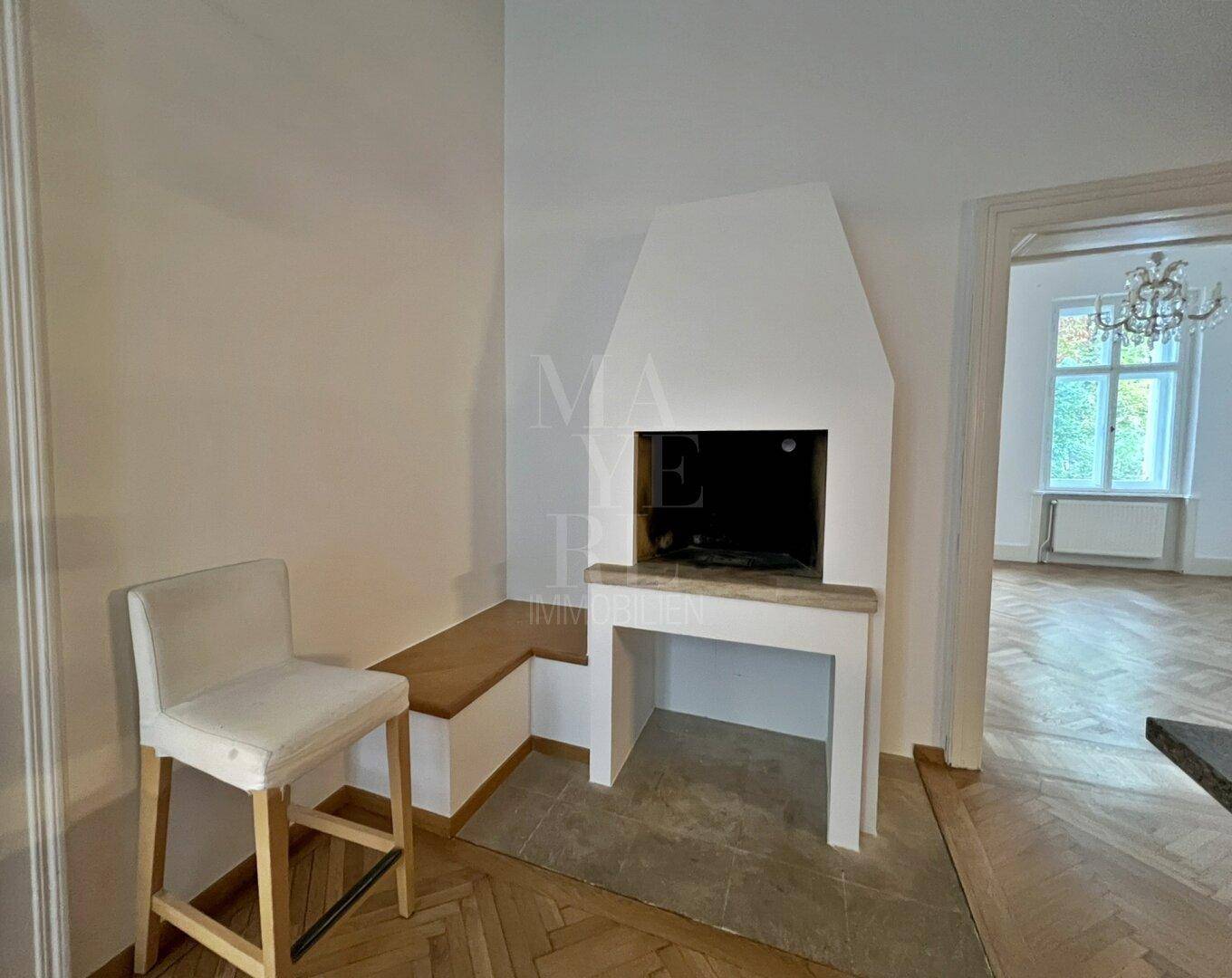 Gemütlicher Bereich neben der Küche mit integriertem Grill und einer praktischen Sitzgelegenheit.