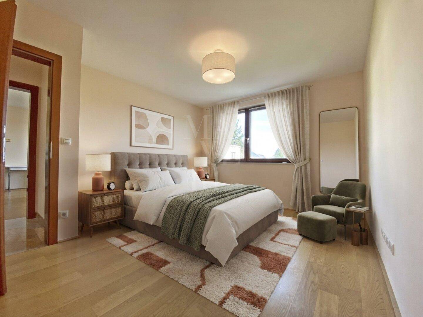 Modernes Schlafzimmer mit Holzboden, bequemen Bett und gemütlicher Sitzecke für entspannte Momente.