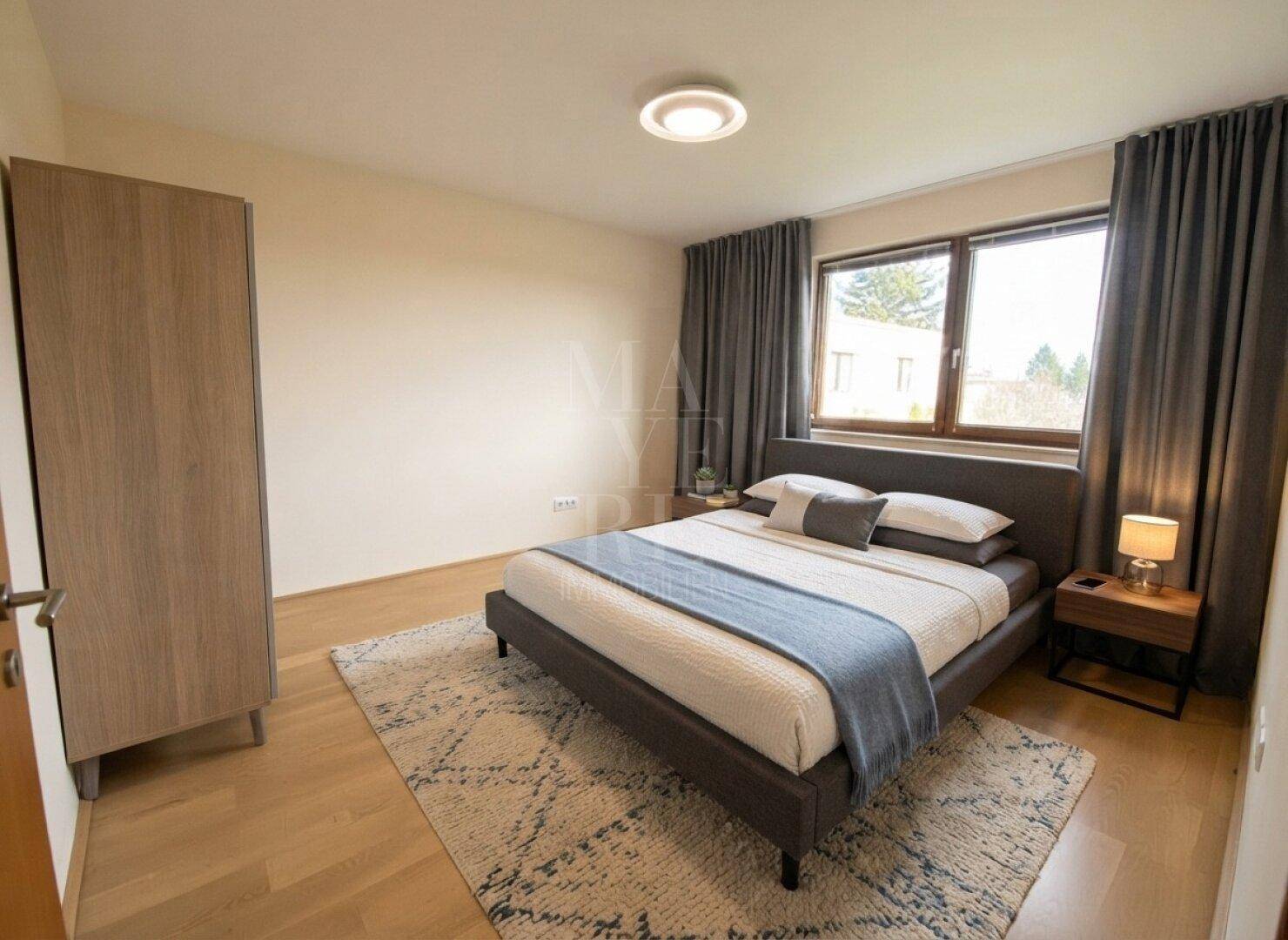 Schlafzimmer mit Holzboden, großem Bett und dunklen Vorhängen für erholsamen Schlaf und Privatsphäre.