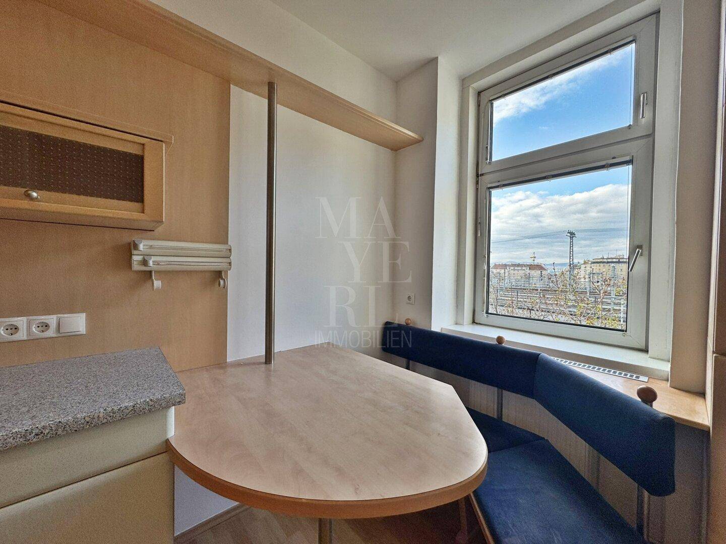 Gemütlicher Essbereich in der Küche mit eingebauter Sitzbank und Tisch direkt am Fenster.