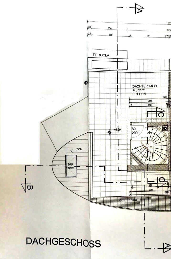 Grundriss des Dachgeschosses mit großer Dachterrasse und einer Pergola.