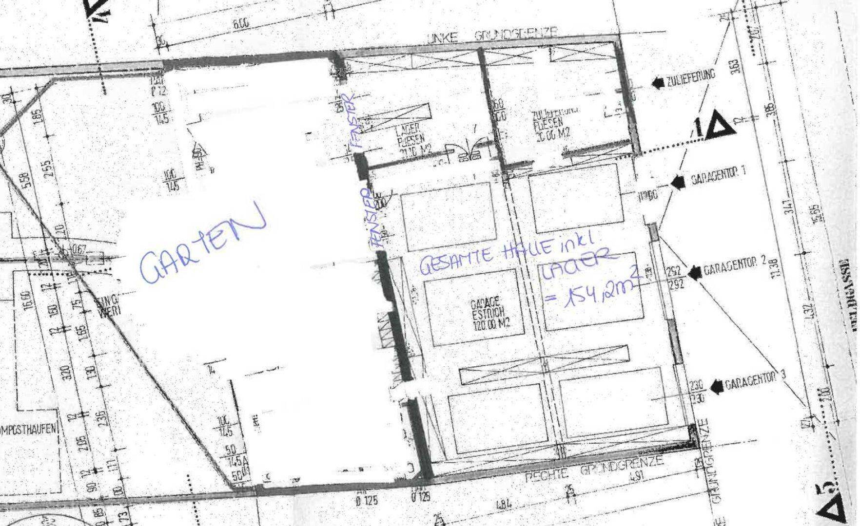 Übersichtlicher Grundriss mit großer Garage, Lagerflächen und einem Gartenbereich.