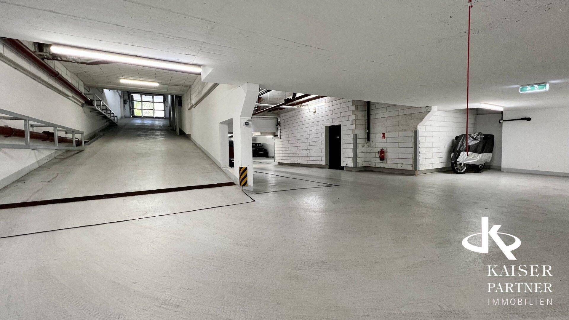 Geräumige Tiefgarage mit ausreichend Stellplätzen und Zufahrtsrampe, sicher und bequem.