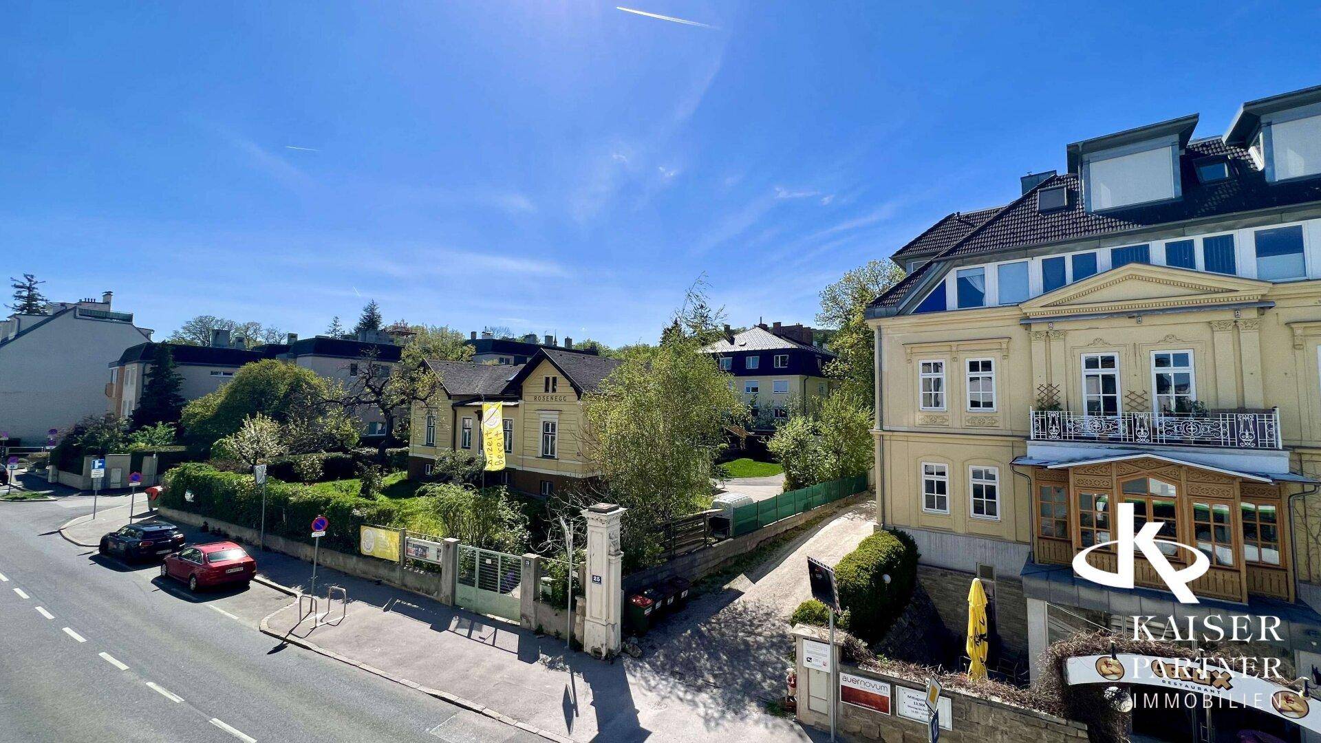 Panoramablick auf die Straße und die umliegenden Gebäude unter blauem Himmel.