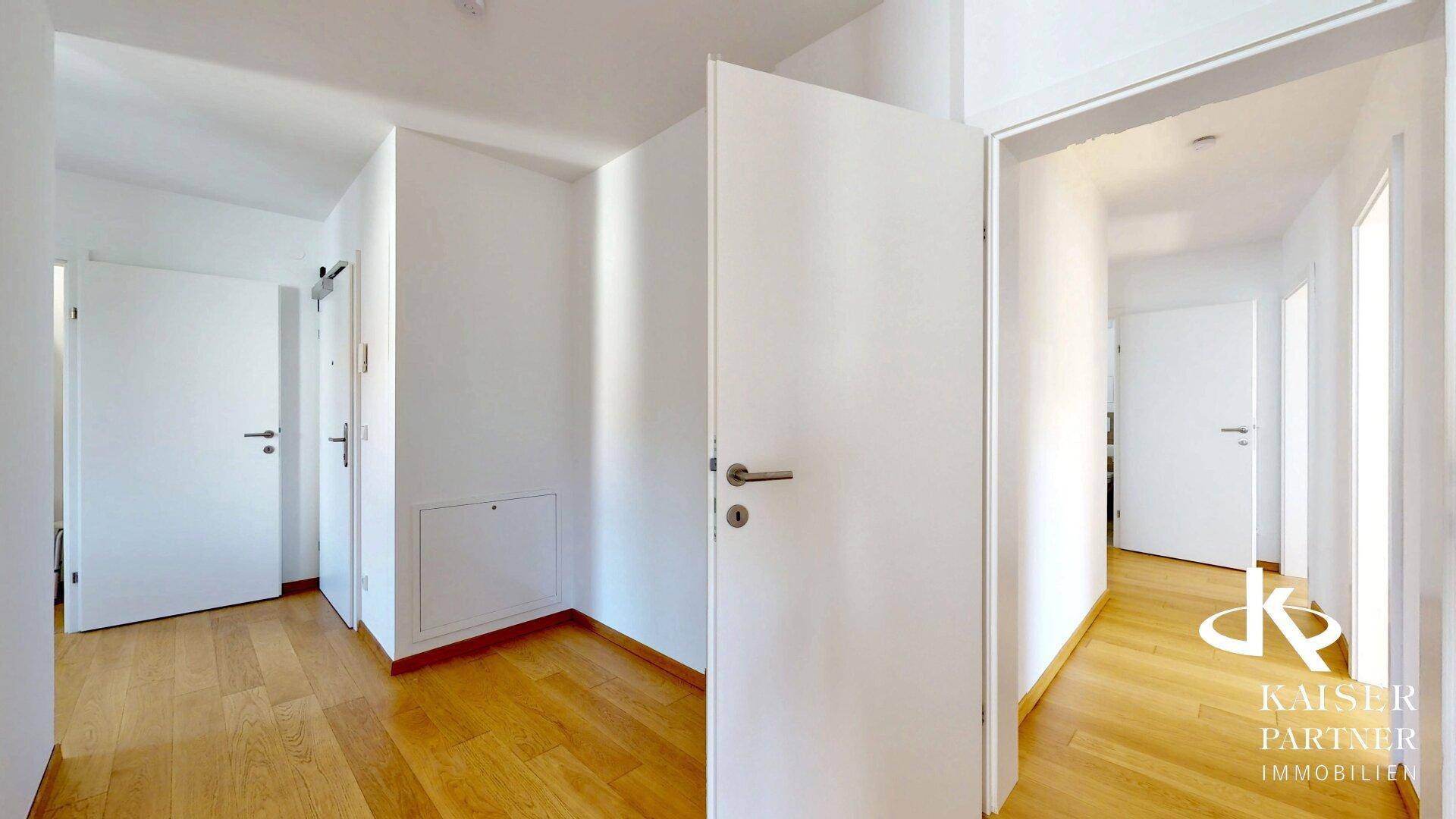 Heller Flur mit mehreren Türen, der zu verschiedenen Räumen führt und einen einladenden Eingangsbereich schafft.