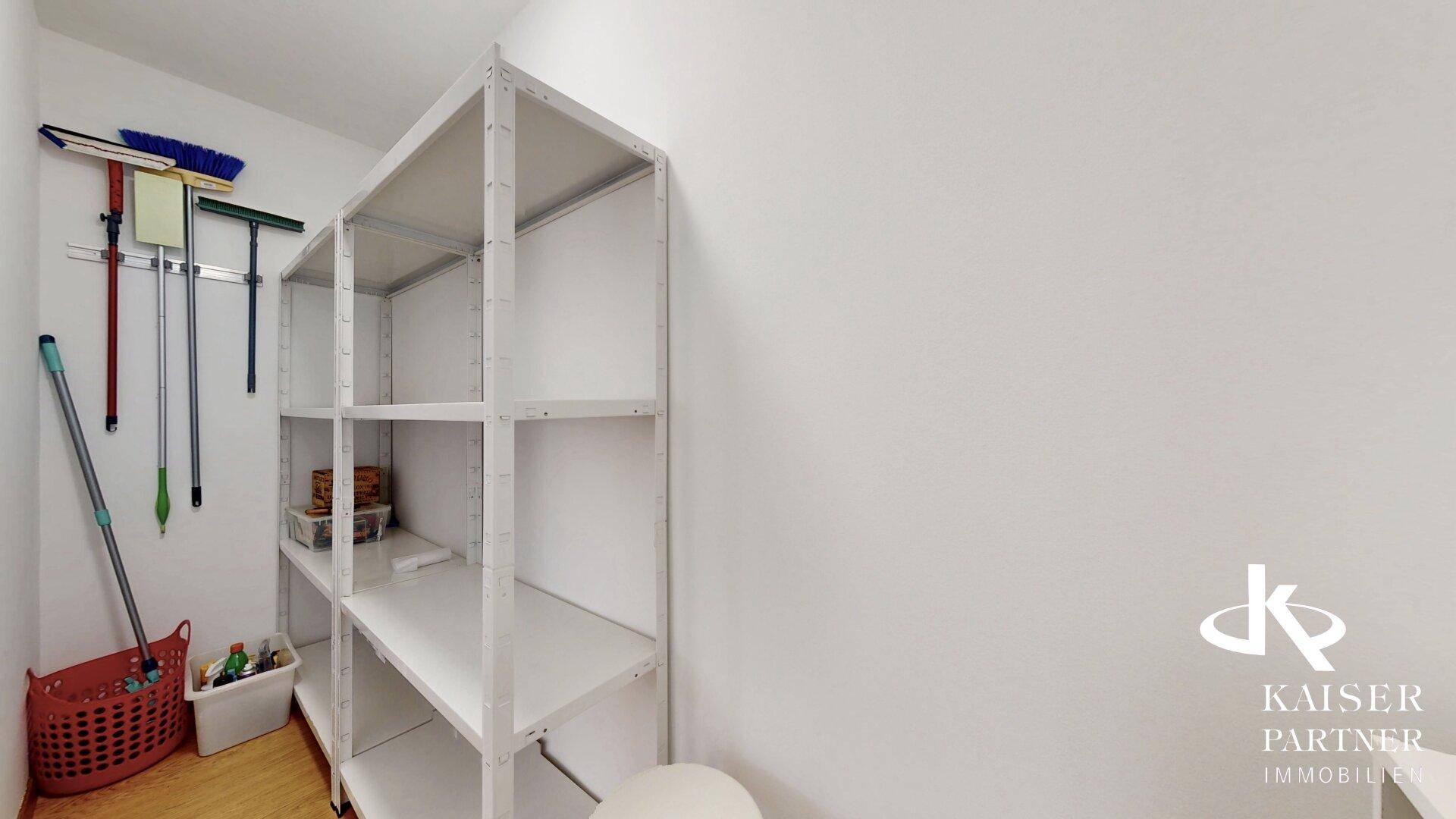 Praktischer Abstellraum mit Regalen und Platz für Reinigungsutensilien, ideal für zusätzlichen Stauraum.