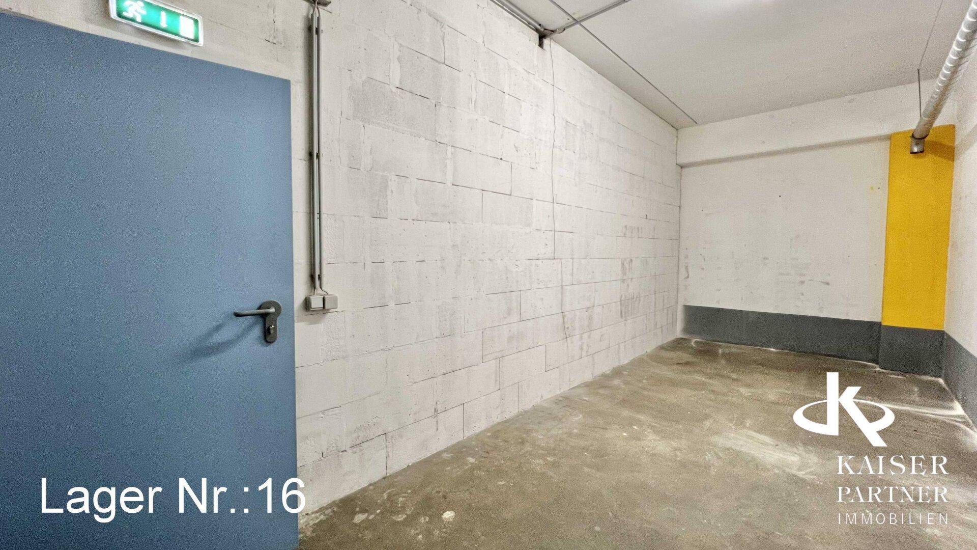 Lagerraum mit Betonboden, unverputzten Wänden und einer blauen Tür.