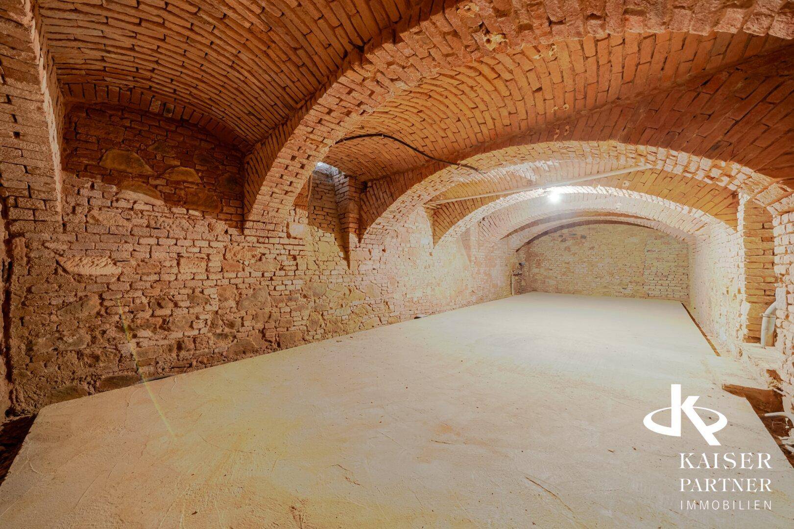 Historischer Keller mit beeindruckenden Ziegelgewölben und robusten Steinwänden, bietet viel Stauraum.