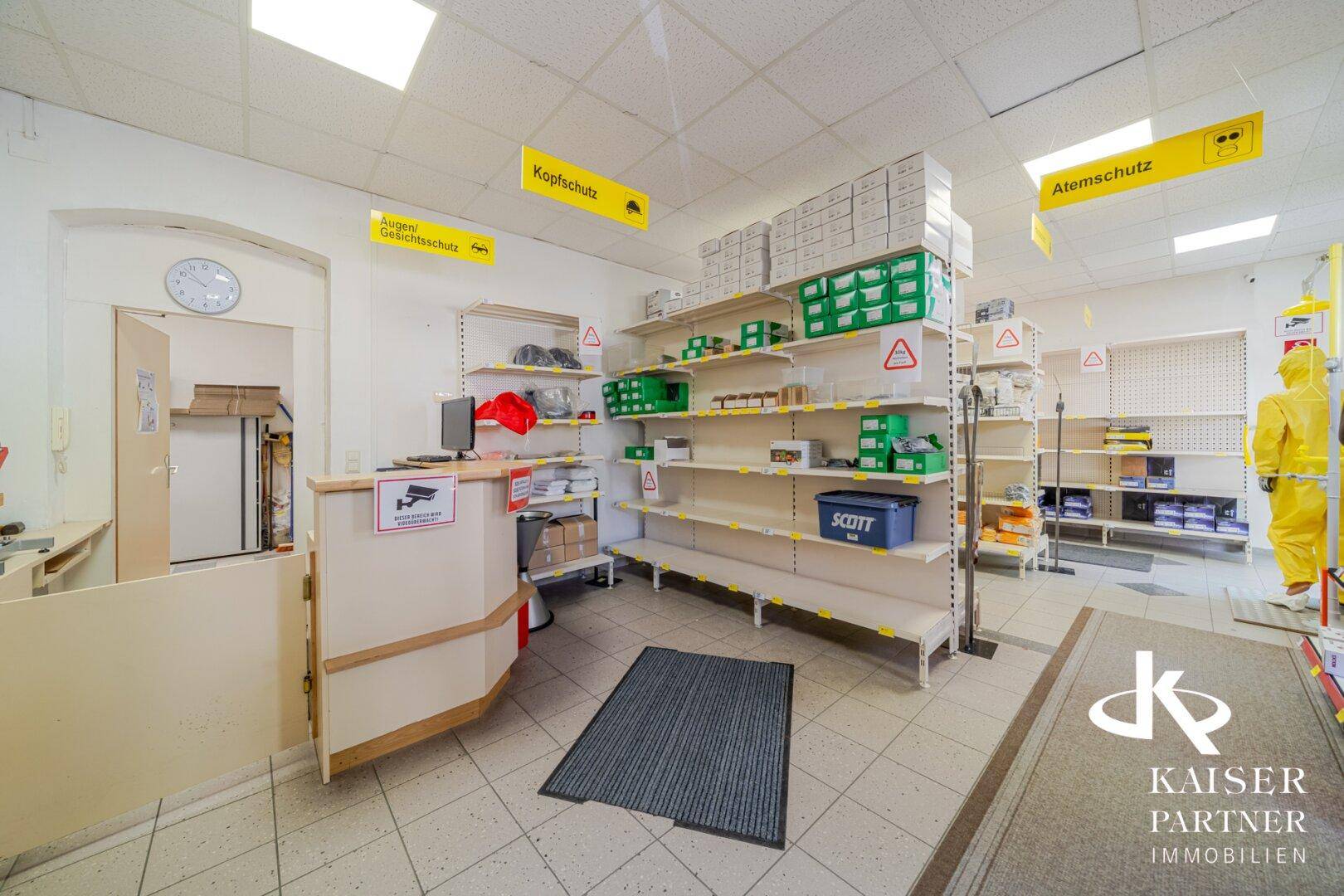 Verkaufsraum mit Theke und Regalen, ausgestattet für den Einzelhandel.