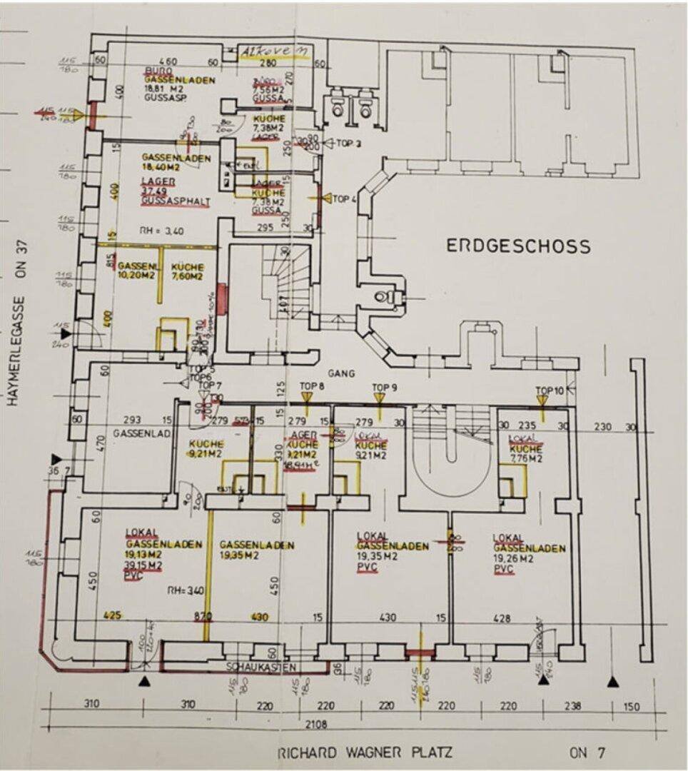 Grundriss des Erdgeschosses mit mehreren Ladenflächen und Büros, inklusive Abmessungen.