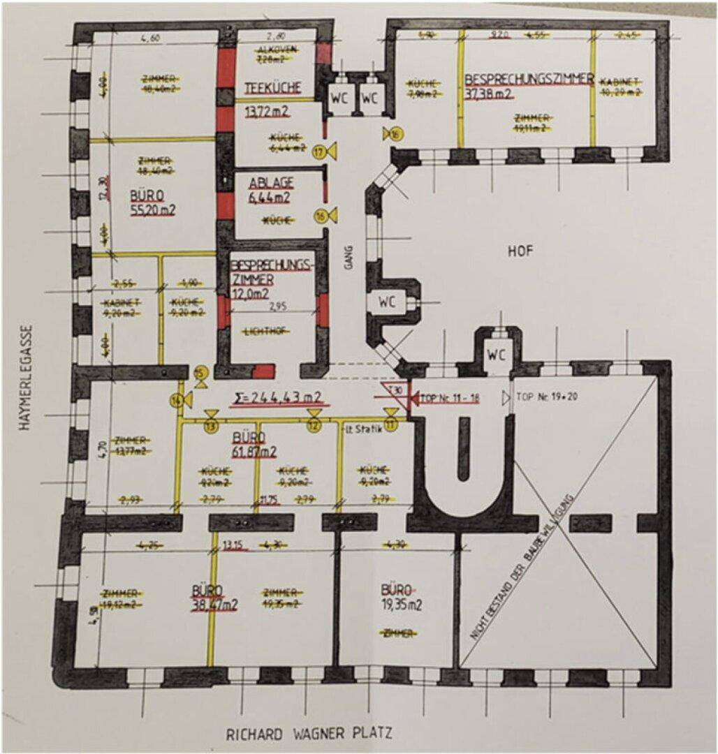 Grundriss mit Büroräumen, Teeküche und Besprechungszimmern, um einen Innenhof angeordnet.