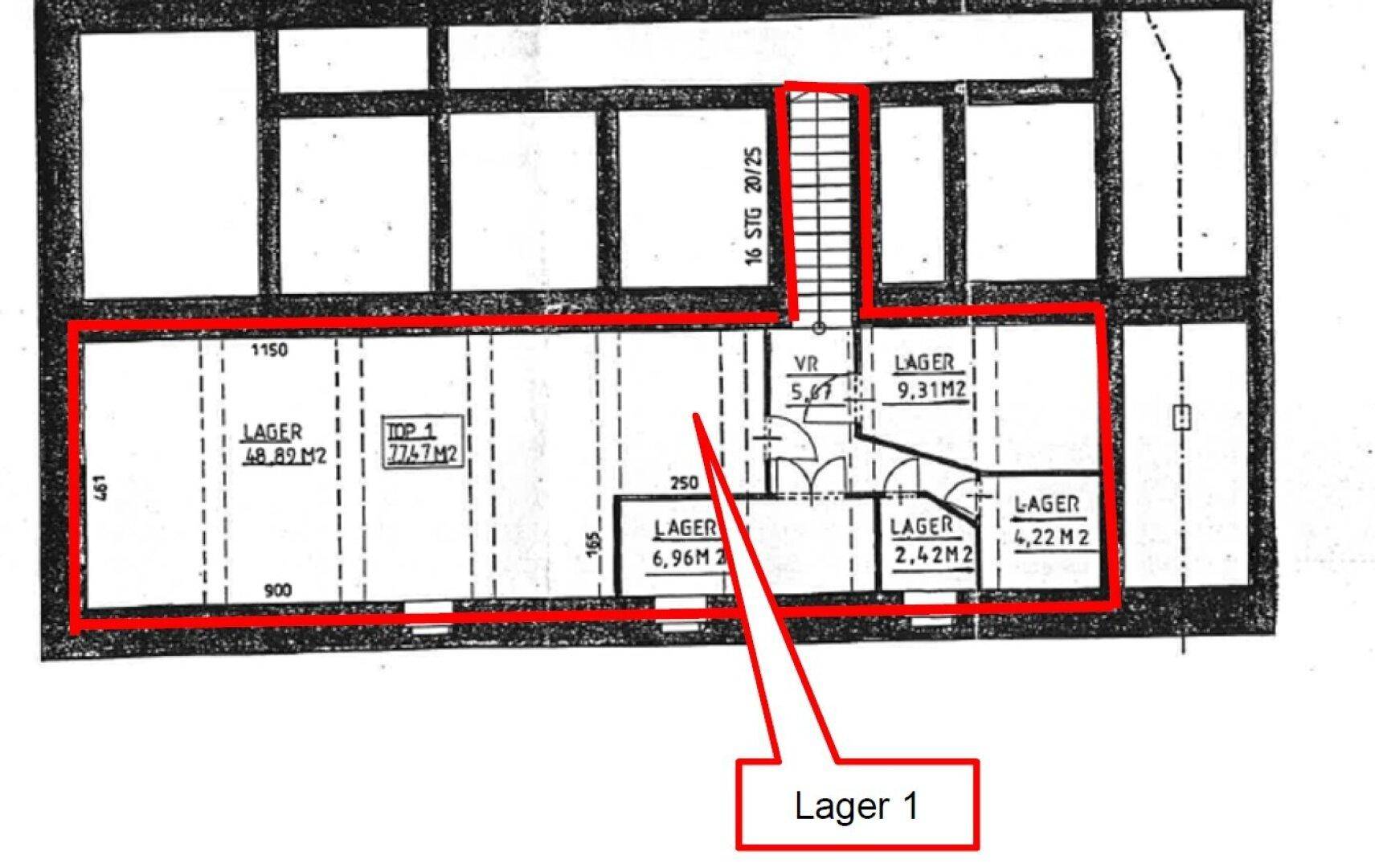 Grundrissplan eines Lagerbereichs mit mehreren Lagereinheiten und Zugangstreppe.