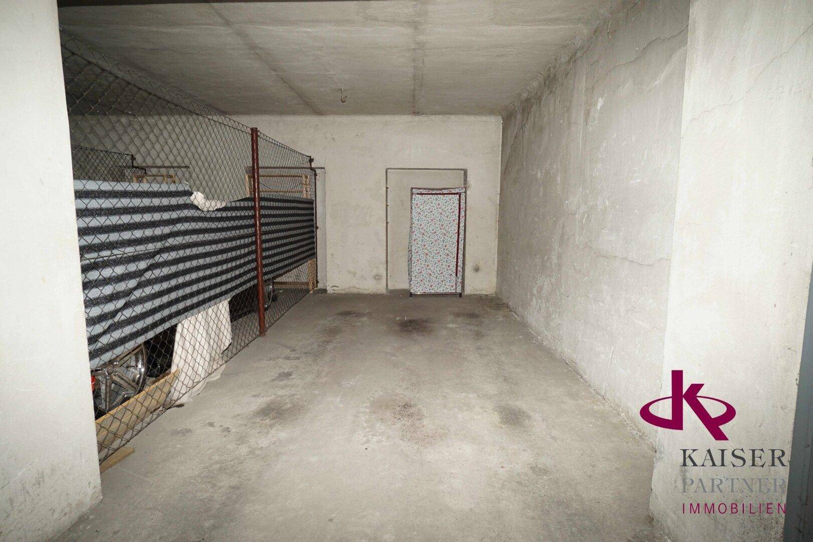 Leerer Garagenraum mit Betonwänden und -boden, bereit zur Nutzung als Stellplatz.