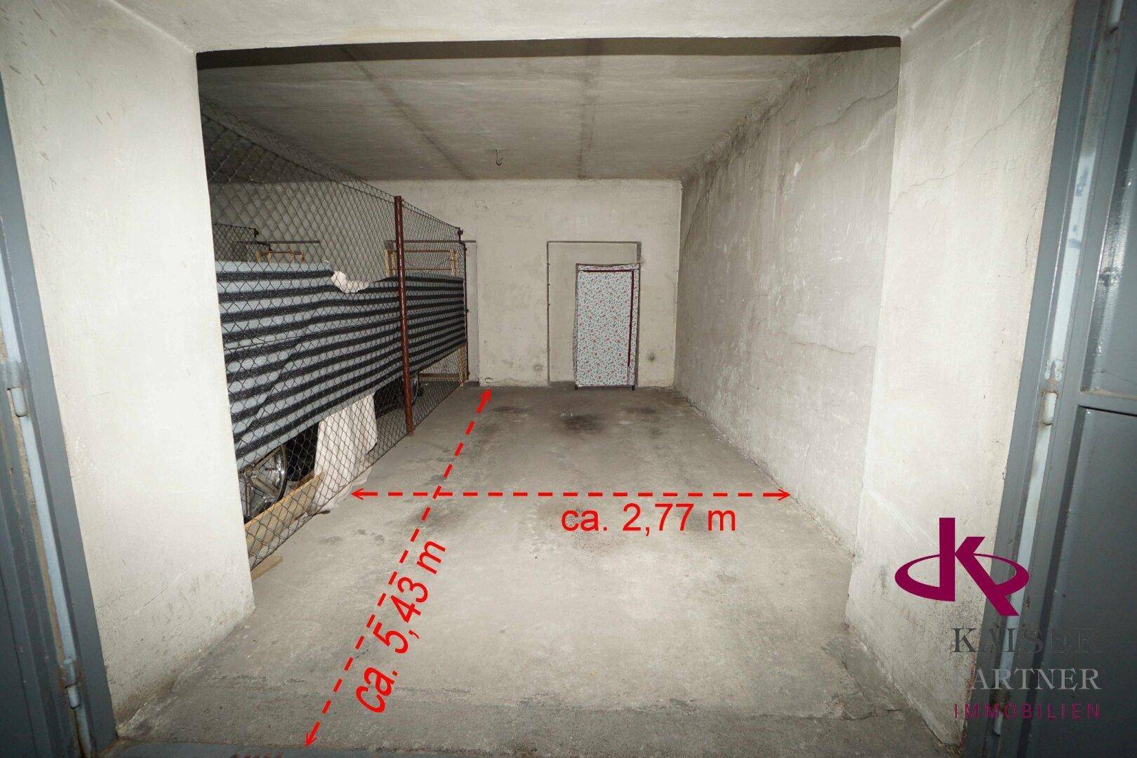 Garagenplatz mit eingezeichneten Maßen von ca. 5,43 m Länge und 2,77 m Breite.